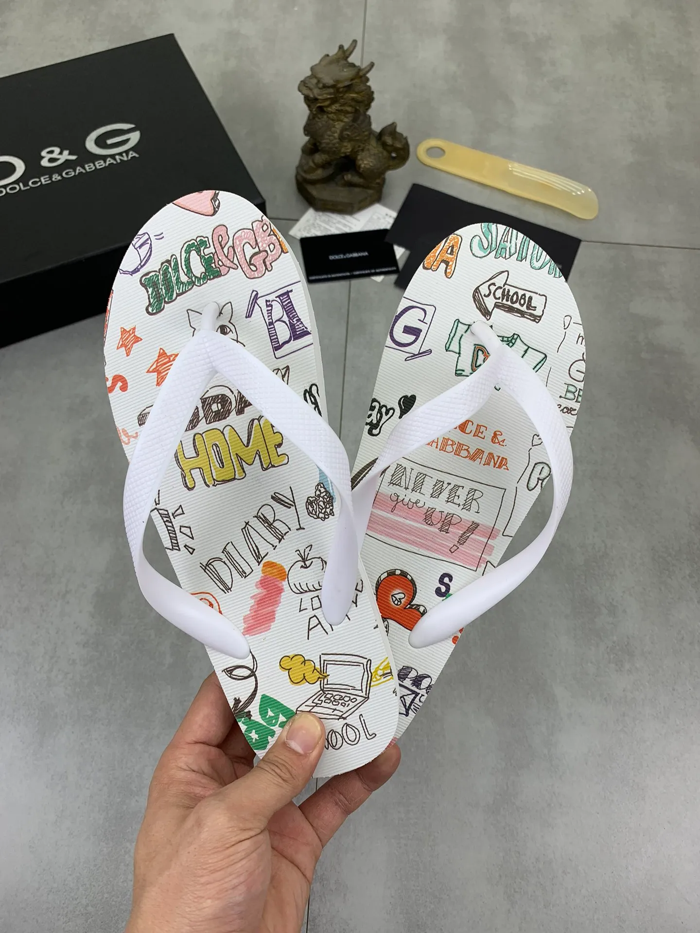 Men's Men's Shoes💰P220💰[New Style]🆘[DG]Official Website Couple🧑‍🤝‍🧑Hot-selling Dolce & Gabbana Men's Flip-Flops are on sale at the counter simultaneously! Original fabric imported from Italy. Original bottom provided by the original factory. Size: Adult 36-45. Children’s size: 30-37. Multiple colors available.
